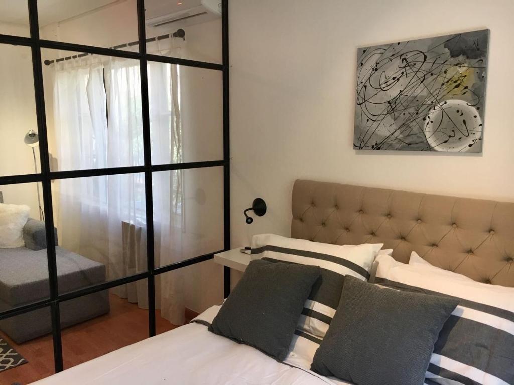 Beautiful Bright Cozy Apartment - Great Location photo 2