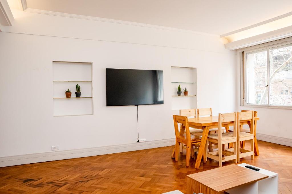 PRIVATE ROOM in a huge multicultural apartment — photo 1