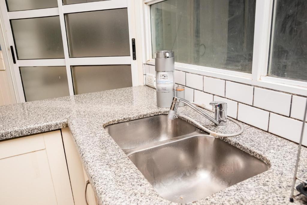 PRIVATE ROOM in a huge multicultural apartment photo 2