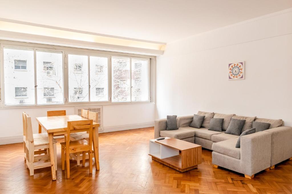 PRIVATE ROOM in a huge multicultural apartment photo 3