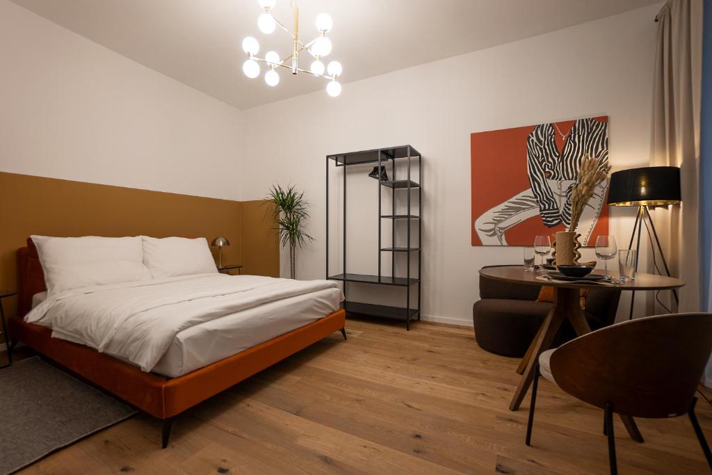 Stylish central 1-bedroom apartment with a terrace — photo 1