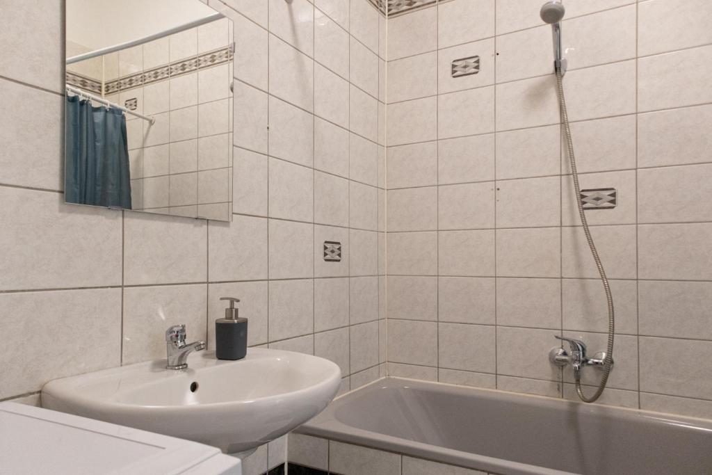 Cozy 2BR Apartment - Near Wiener Stadthalle photo 3