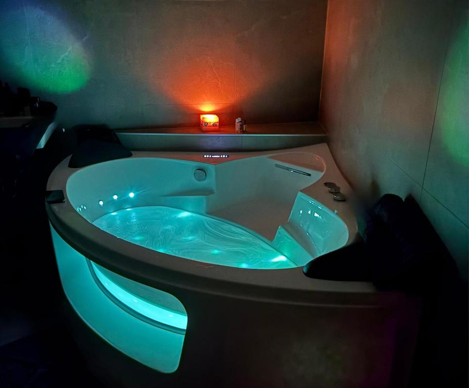 Wellness Retreat for 2 with Private Sauna & Whirlpool - Free Parking photo 2