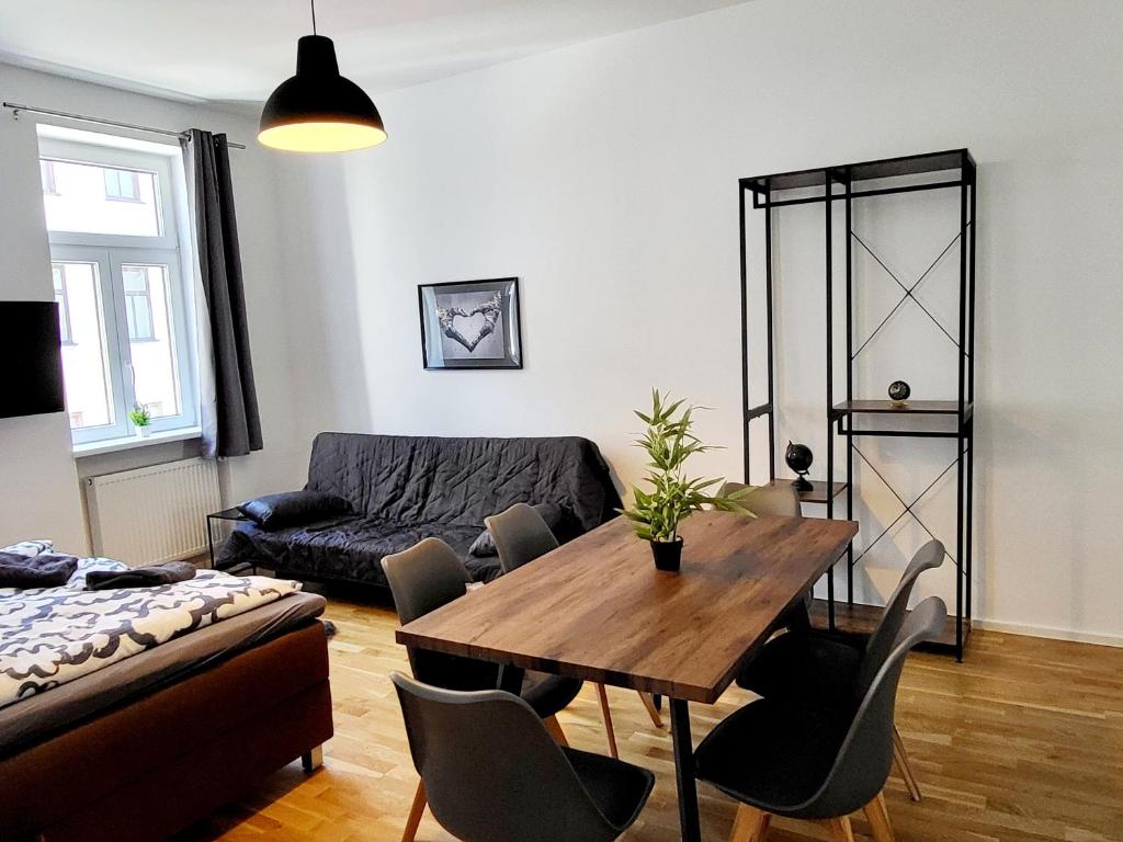 Sunny apartment with 1 balcony — photo 1