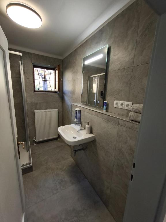 Spacious Room in Modern Flat photo 3