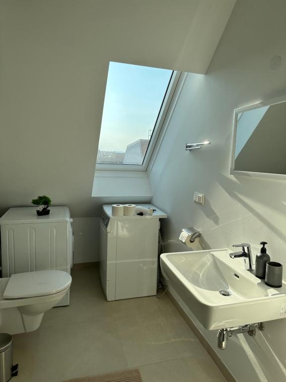 Contemporary Apartment with Stunning Views 20 photo 3