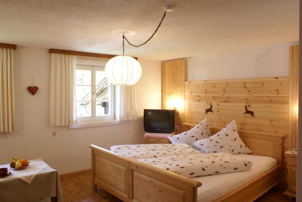 Tirolerhaus Tannheim - zentral und ruhig - gemütliche Dachgeschosswohnung mit separater Küche photo 2