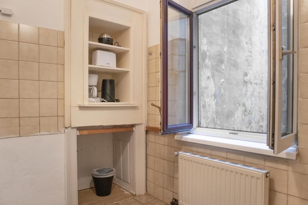 Lovely 2BR Apt photo 3