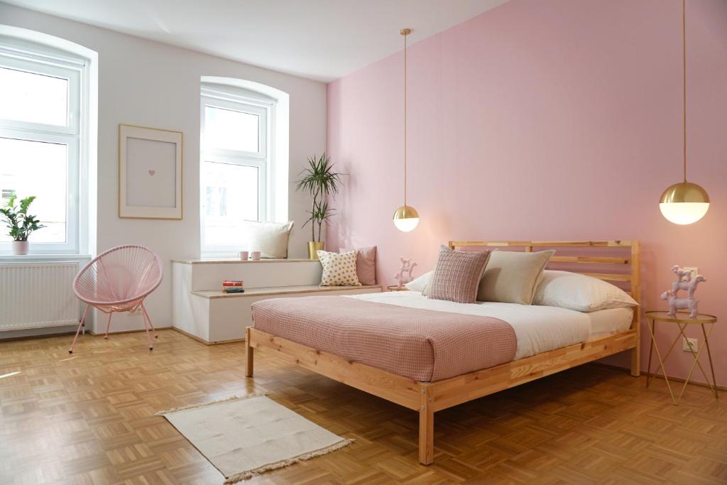 Vibrant Design Apartments - Full Kitchen - Wi-Fi - 18 Mins to City Centre photo 2