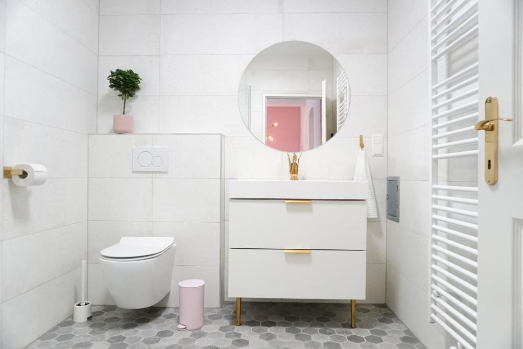 Vibrant Design Apartments - Full Kitchen - Wi-Fi - 18 Mins to City Centre photo 3