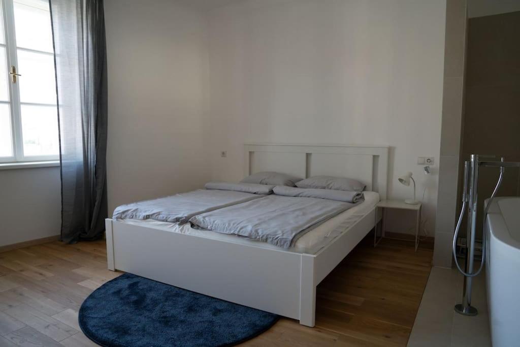 Stunning Central 4BR Penthouse - AC photo 2