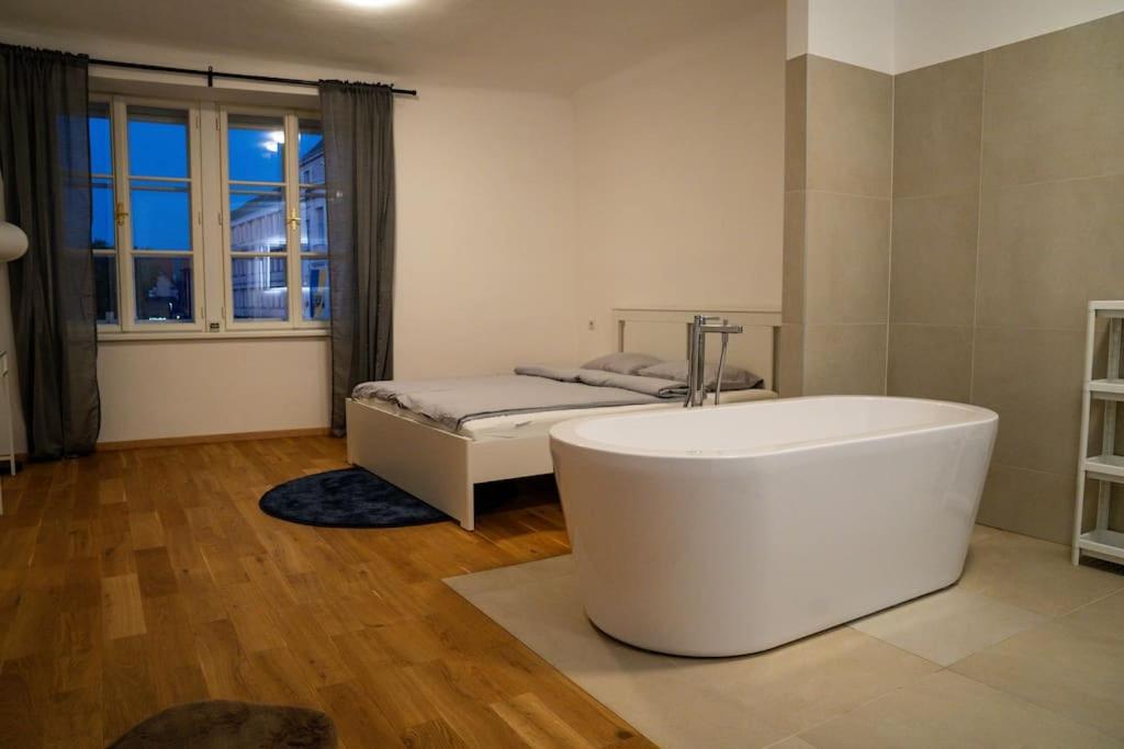 Stunning Central 4BR Penthouse - AC photo 3