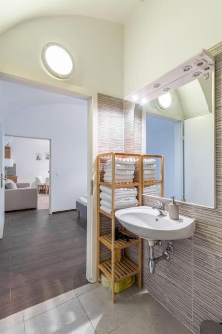 Free Parking I 500 Mbit Wifi I Kingsize Bed photo 3