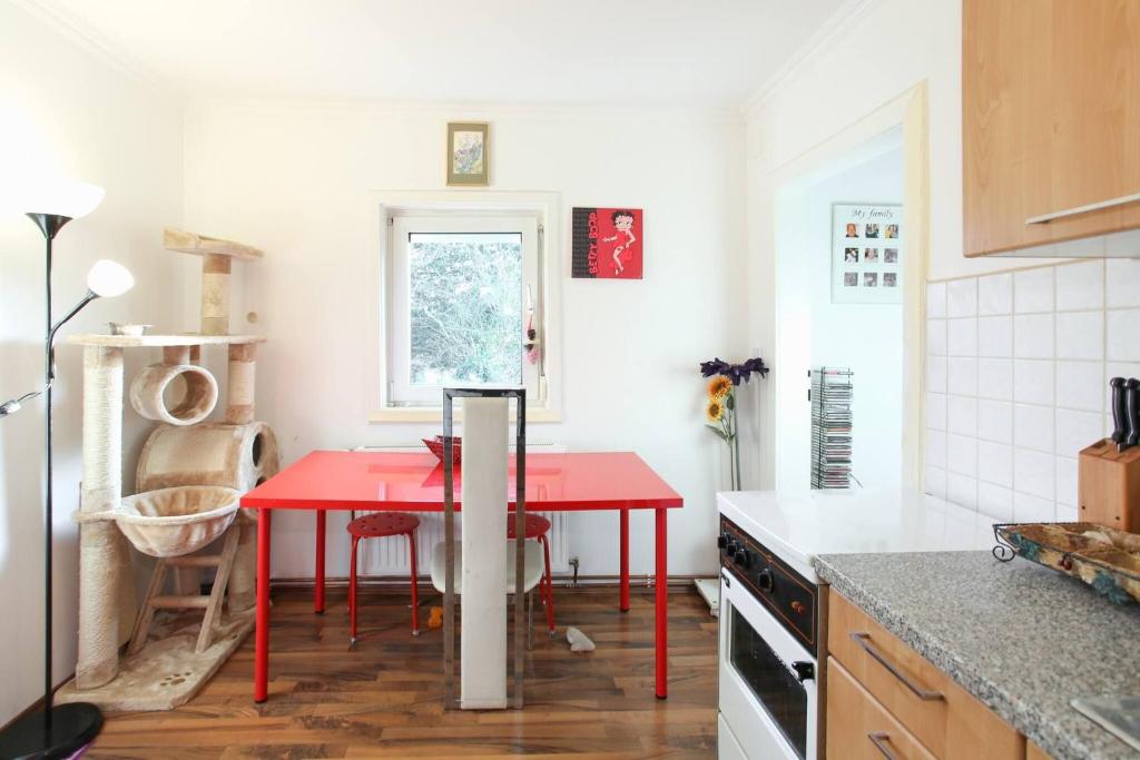 Charming Vienna Retreat with Garden Metro Access — photo 1