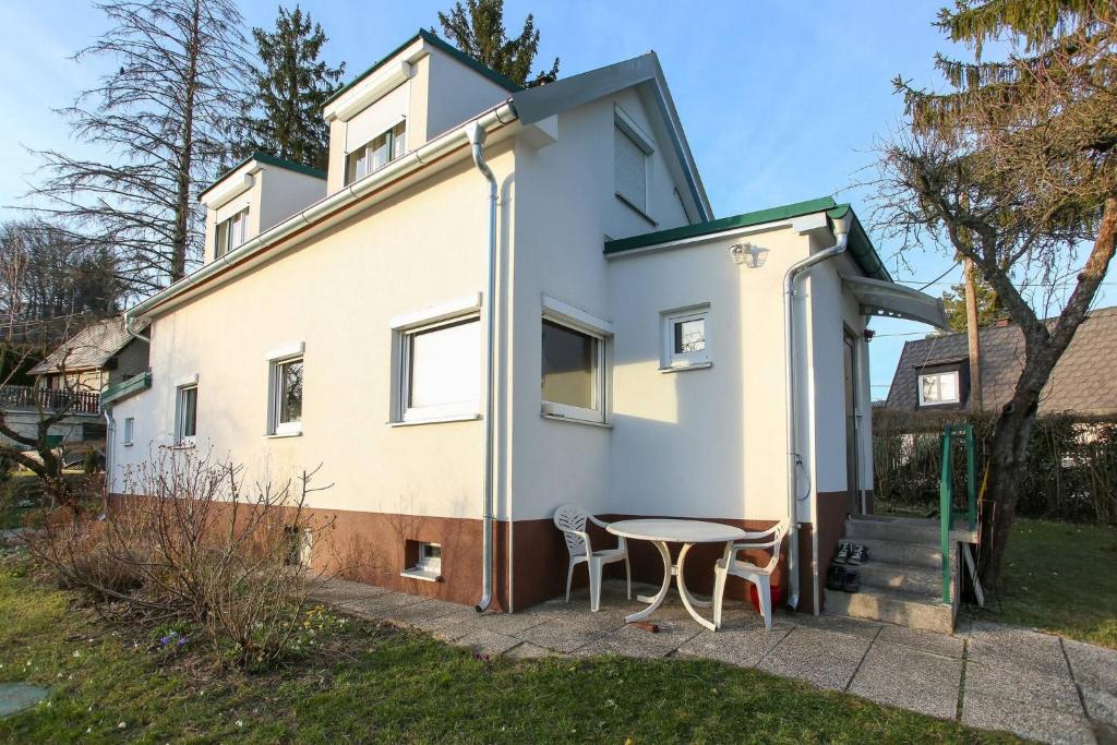 Charming Vienna Retreat with Garden Metro Access photo 2