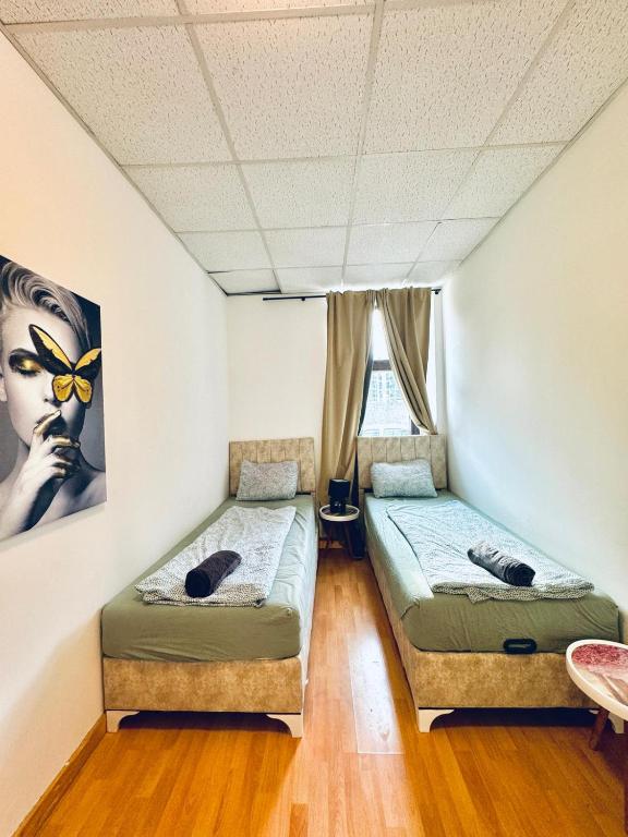 Simple Two Private Rooms with Shared Living Area in Vienna photo 2