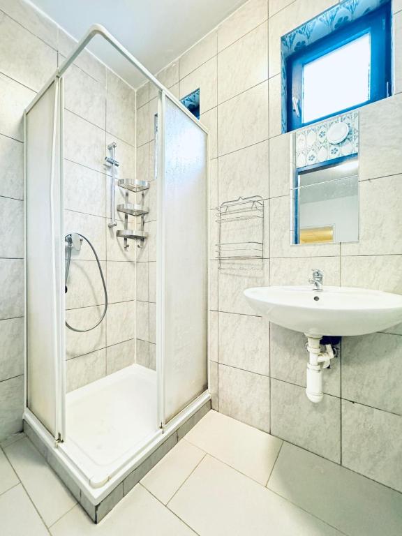 Simple Two Private Rooms with Shared Living Area in Vienna photo 3