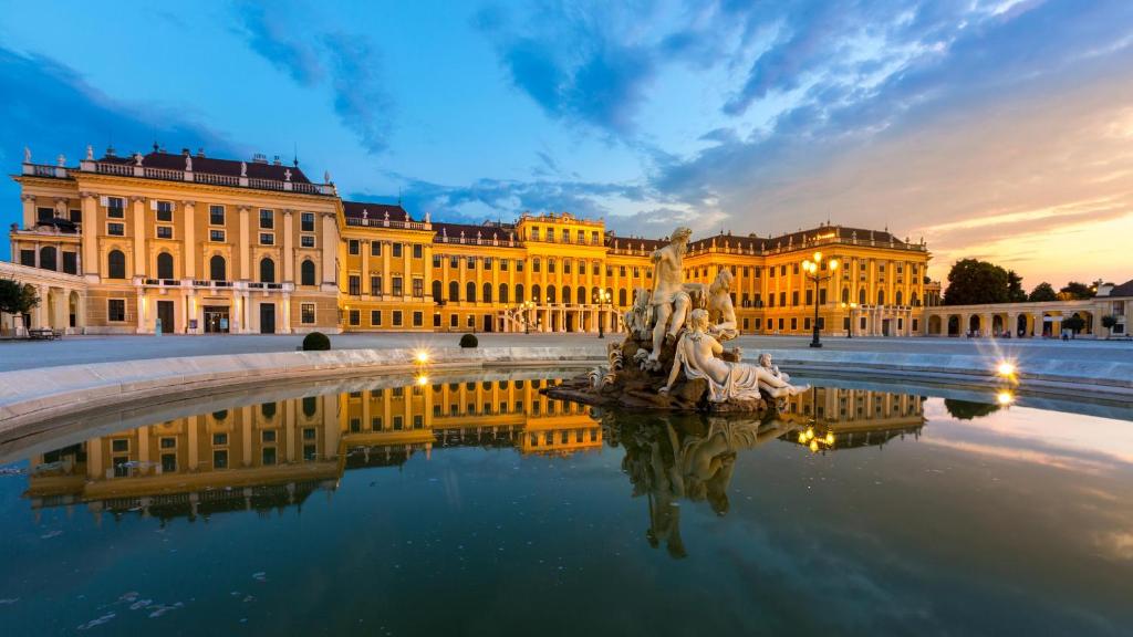 Stylish Vienna Apartment with Easy Metro Access & Palace Views — photo 1