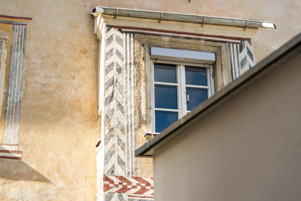Smile Apartments Art Collection Stein photo 2