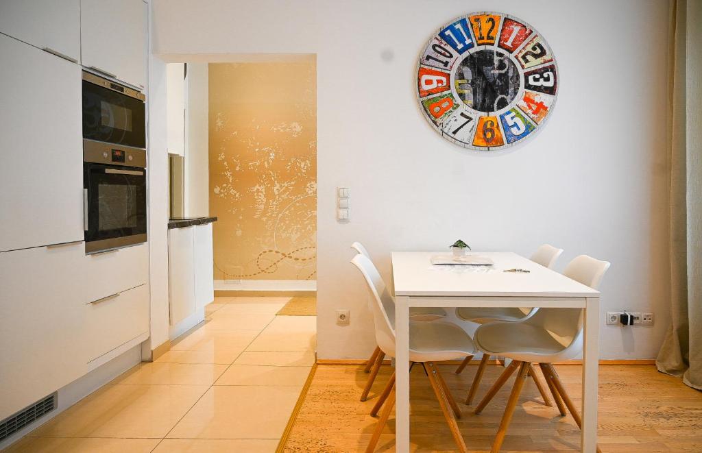 Bright Apartment Mariahilf photo 3