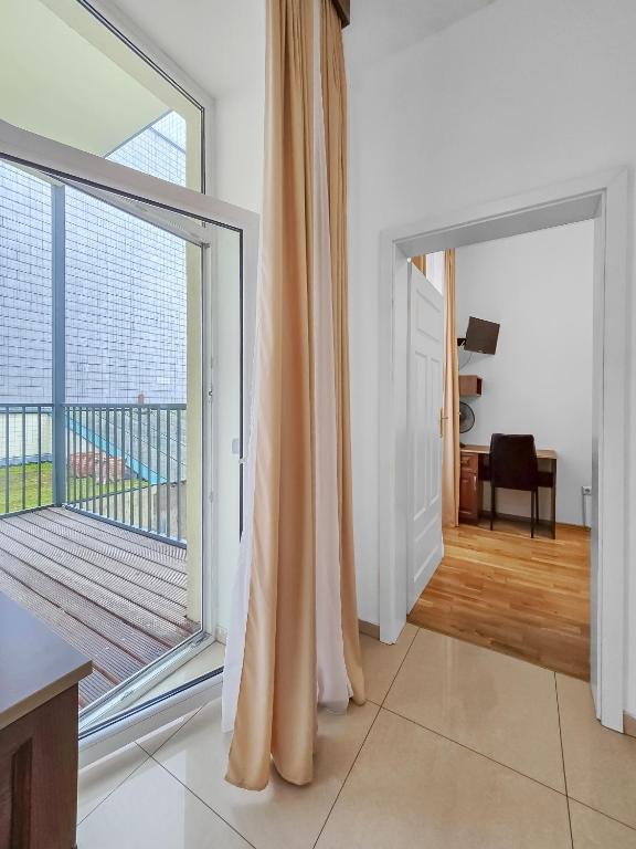 Spacious 3-Bedroom Retreat with Balcony for 8 Near Millennium Tower — photo 1