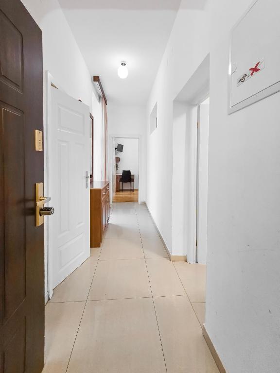 Spacious 3-Bedroom Retreat with Balcony for 8 Near Millennium Tower photo 2
