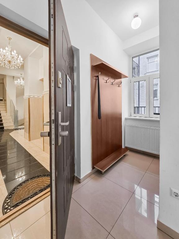 Spacious 3-Bedroom Retreat with Balcony for 8 Near Millennium Tower photo 3