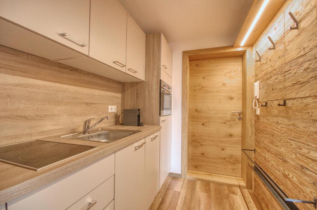 Apartment Melanie - by Alpen Apartments photo 3