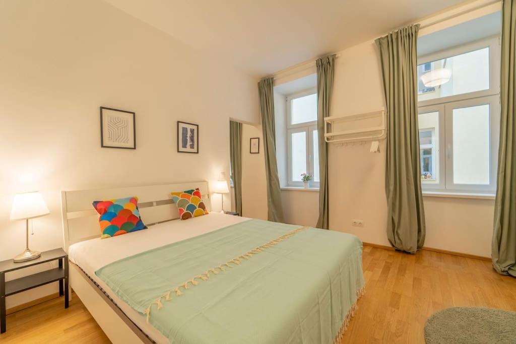 Spacious Apartment mitten in Wien photo 2
