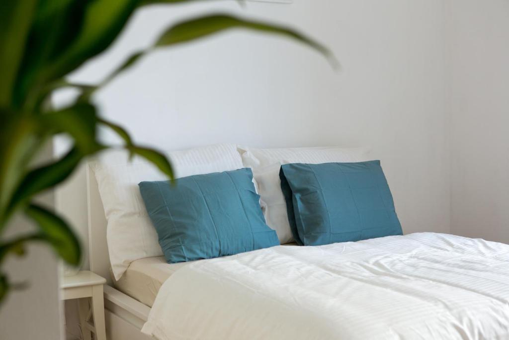 Charming City Apartment photo 3