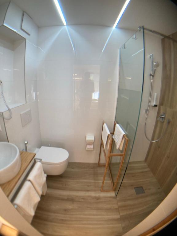 Seehotel am Hallstättersee modern rooms photo 3