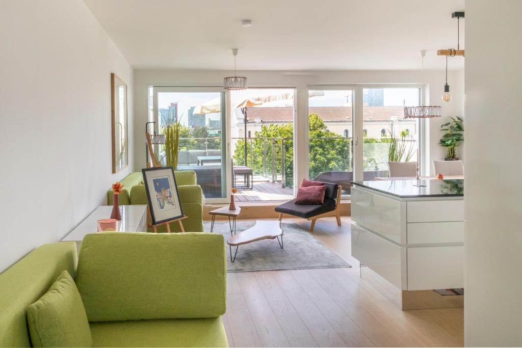 SkyLine Apartment mit Terrasse close to Lakes photo 2