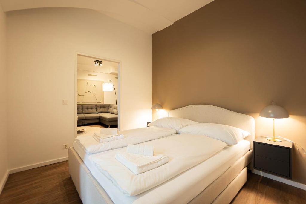 Stylish apartment with dedicated working space and super king-size bed located between city centre and Donau river — photo 1