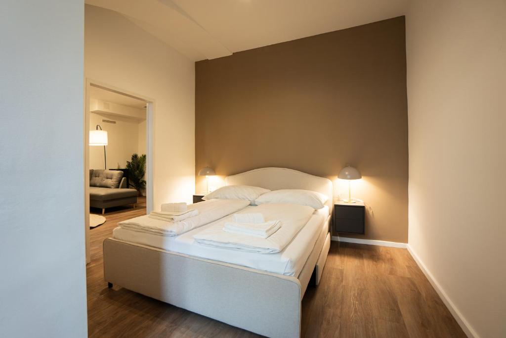 Stylish apartment with dedicated working space and super king-size bed located between city centre and Donau river photo 2