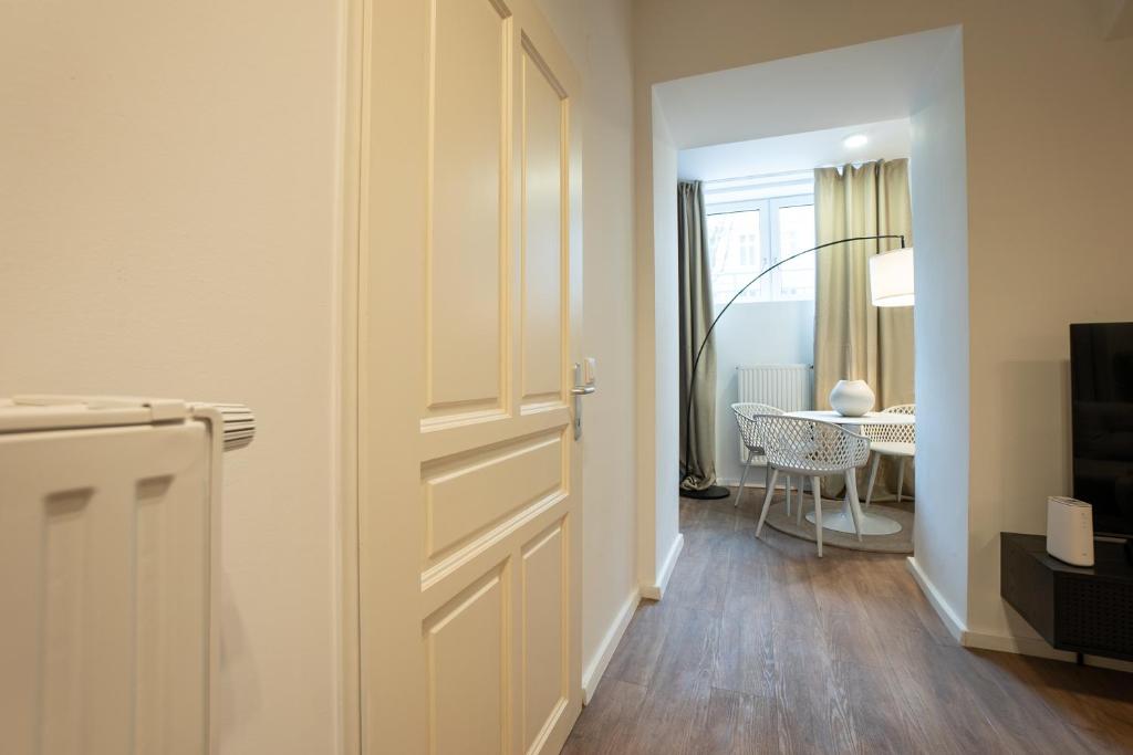Stylish apartment with dedicated working space and super king-size bed located between city centre and Donau river photo 3