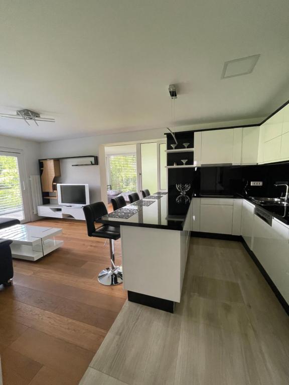 Schöne Gartenwohnung mit Carport und Terrasse! — photo 1