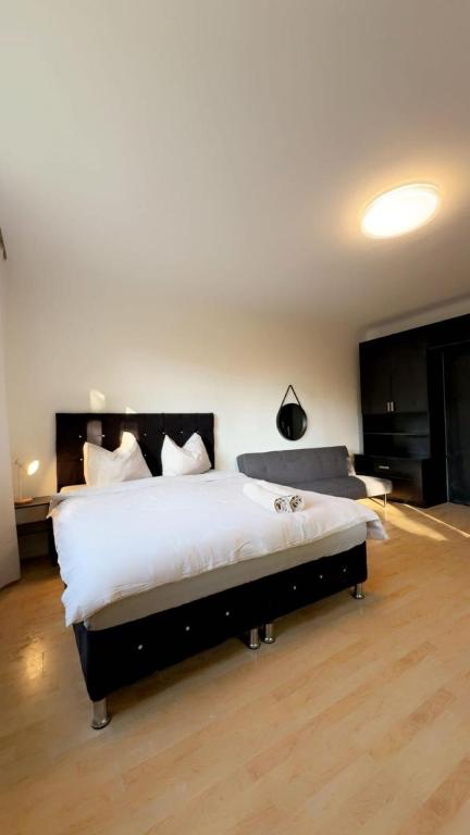 Spacious Villa with Garden near Danube For 16 Guests — photo 1