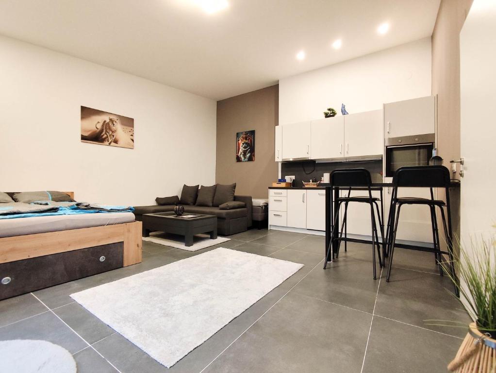 Cozy Apartments in Central Location with Free Parking photo 3