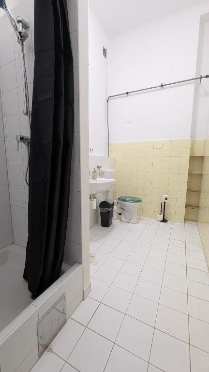 Spacious Rooms - 15 Min from Airport & City Center photo 3