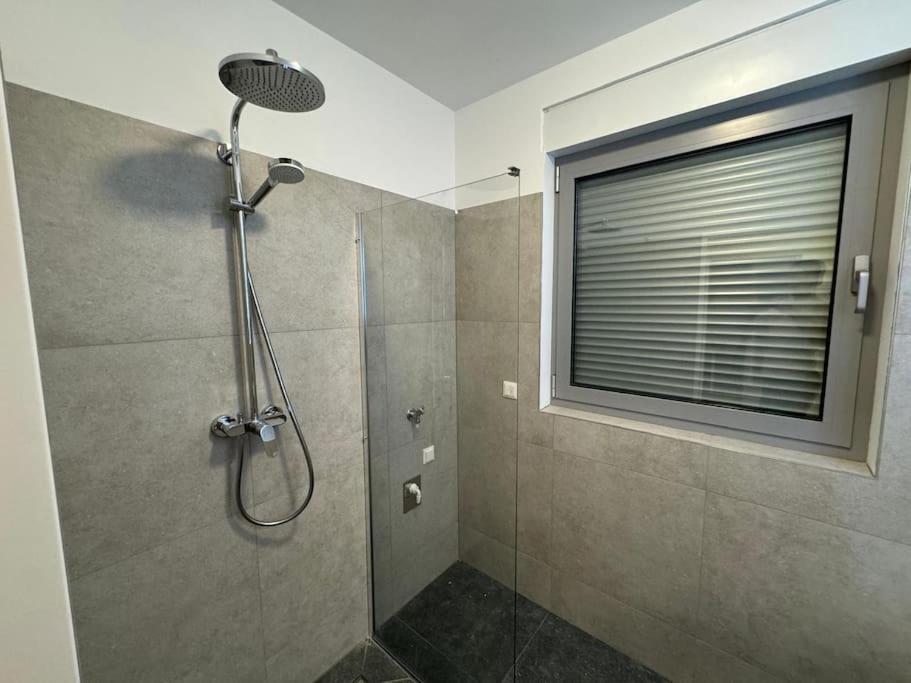 Rooftop Apartment with Balcony & Free Parking photo 3