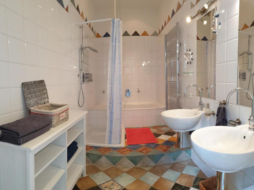 Sunny and spacious apartment near city centre photo 3