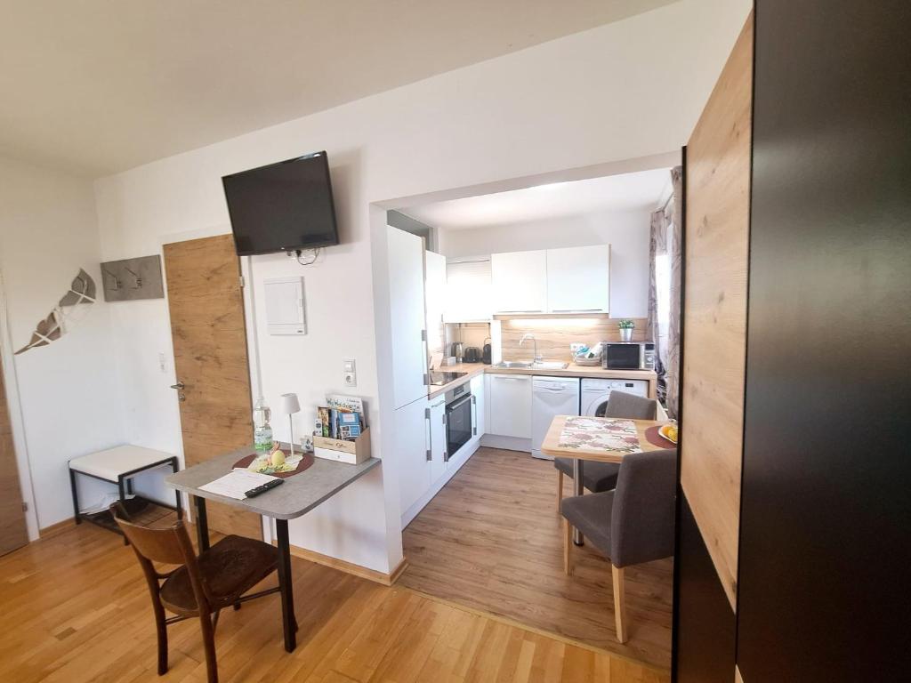 HomeW4 - Rosen Apartment photo 3
