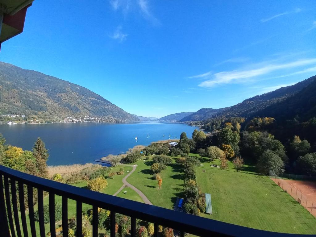 LB1 Seeblick Appartement Haus Landskron mit direktem Seezugang am Ossiachersee — photo 1