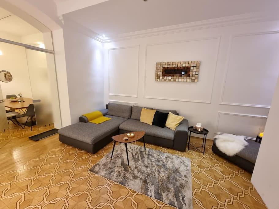 Sissi Royal Suite - Inner City 4 bedroom apartment — photo 1