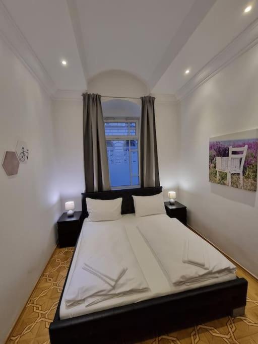 Sissi Royal Suite - Inner City 4 bedroom apartment photo 2