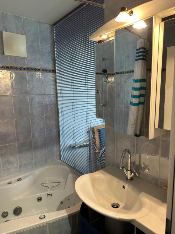 Romantic Mountains Apartment with Whirlpool photo 3