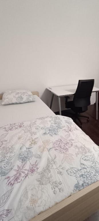 Single room in student apartment photo 2