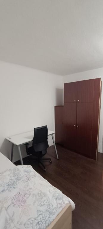 Single room in student apartment photo 3