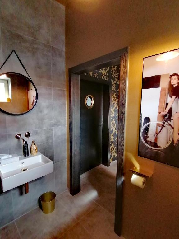 The Parcels Hotel - Adults Only photo 3
