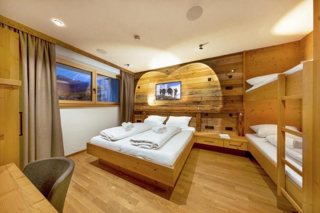 Sam Alm Top 1 photo 2
